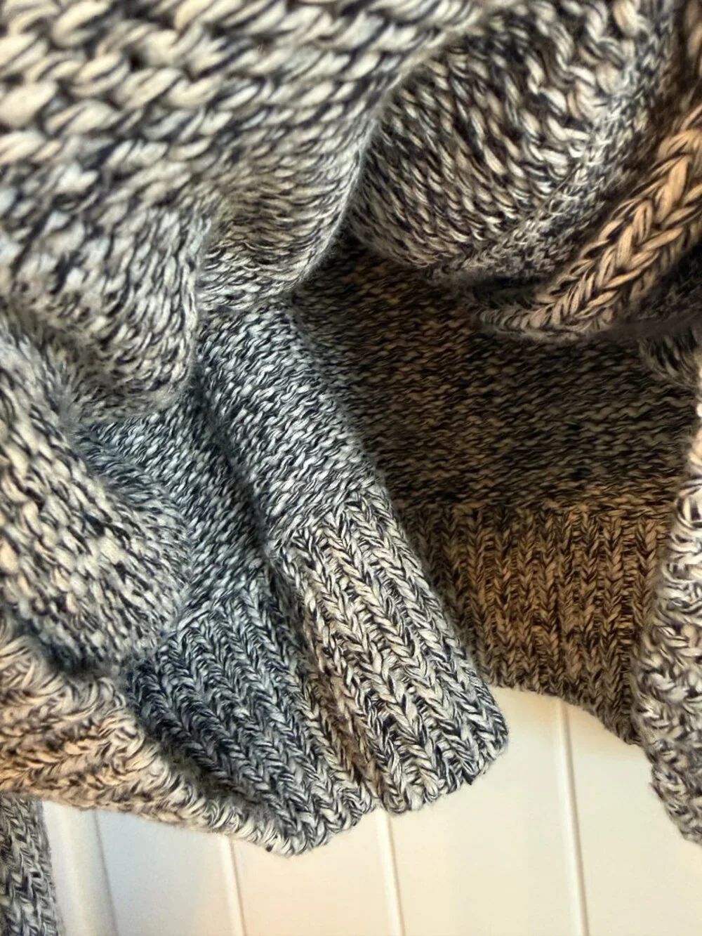 Banana Republic grey marled knit cropped cardigan. - Picture 4 of 7